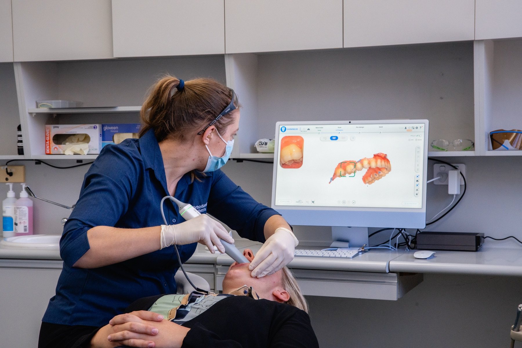 Intraoral 3D scan in progress, scan visible on monitor
